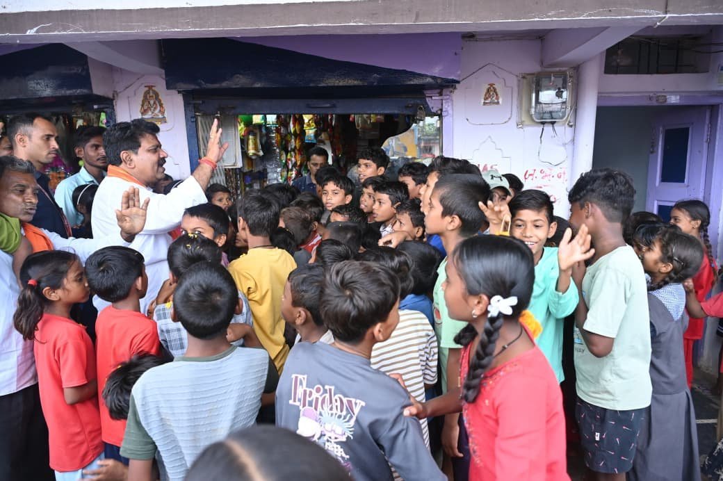 सहसपुर लोहारा के गांवों में डिप्टी CM विजय शर्मा का दौरा: समस्याएं सुनीं, विकास कार्य मंजूर किए, बच्चों के साथ दिखा आत्मीय अंदाज सहसपुर लोहारा के गांवों में डिप्टी CM विजय शर्मा का दौरा: समस्याएं सुनीं, विकास कार्य मंजूर किए, बच्चों के साथ दिखा आत्मीय अंदाज