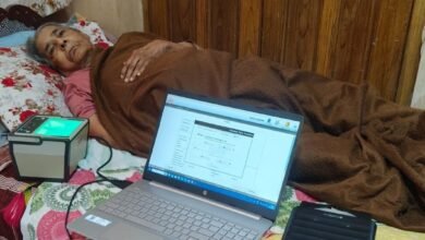 आधार केंद्र नहीं जा सकीं दिव्यांग महिला, प्रशासन पहुंचा घर: मानवीय पहल से घर पर ही पूरी हुई पूरी प्रक्रिया