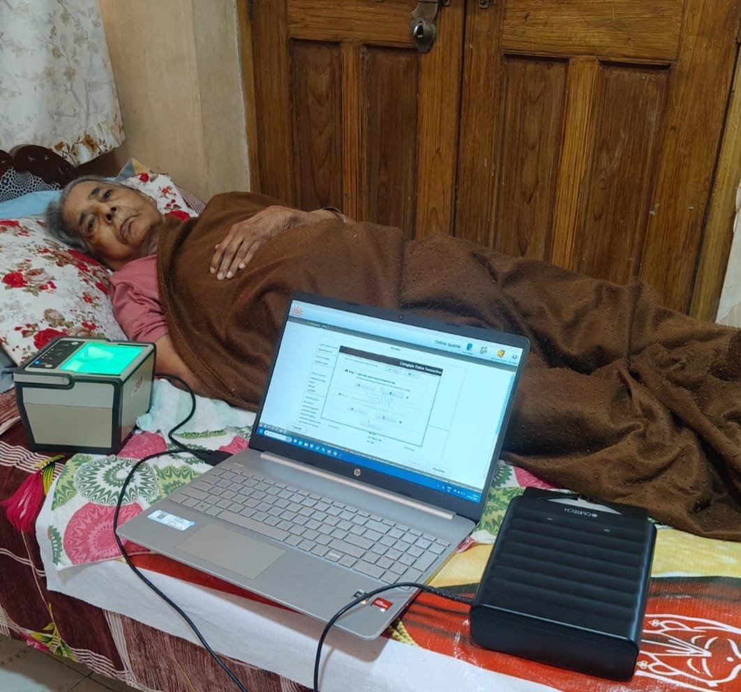 आधार केंद्र नहीं जा सकीं दिव्यांग महिला, प्रशासन पहुंचा घर: मानवीय पहल से घर पर ही पूरी हुई पूरी प्रक्रिया