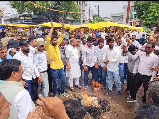 NEET पेपर लीक के विरोध में धमतरी में कांग्रेस का प्रदर्शन, पीएम और शिक्षा मंत्री का फूंका पुतला