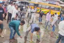 जनकपुर में जर्जर सड़क पर धान रोपकर कांग्रेस का विरोध, नगर पंचायत को दी घेराव आंदोलन की चेतावनी