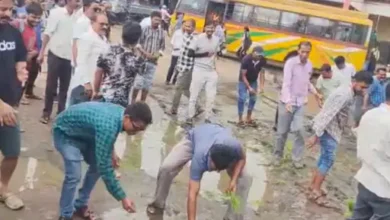 जनकपुर में जर्जर सड़क पर धान रोपकर कांग्रेस का विरोध, नगर पंचायत को दी घेराव आंदोलन की चेतावनी जनकपुर में जर्जर सड़क पर धान रोपकर कांग्रेस का विरोध, नगर पंचायत को दी घेराव आंदोलन की चेतावनी