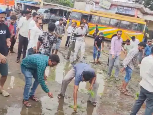 जनकपुर में जर्जर सड़क पर धान रोपकर कांग्रेस का विरोध, नगर पंचायत को दी घेराव आंदोलन की चेतावनी जनकपुर में जर्जर सड़क पर धान रोपकर कांग्रेस का विरोध, नगर पंचायत को दी घेराव आंदोलन की चेतावनी