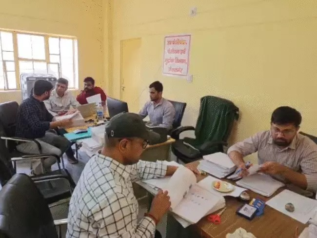 150 करोड़ से ज्यादा की लैंड डील की रजिस्ट्रियां जब्त:बॉर्डर पर खरीदी जमीन में ब्लैक मनी की आशंका; डॉक्युमेंट्स से पैन कार्ड गायब 150 करोड़ से ज्यादा की लैंड डील की रजिस्ट्रियां जब्त:बॉर्डर पर खरीदी जमीन में ब्लैक मनी की आशंका; डॉक्युमेंट्स से पैन कार्ड गायब
