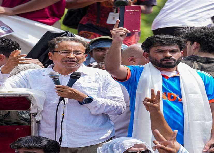 सोनम वांगचुक को अस्पताल ले जाने के बाद जंतर-मंतर पर तेज हुआ आंदोलन, अभिजीत दीपके अनिश्चितकालीन अनशन पर बैठे