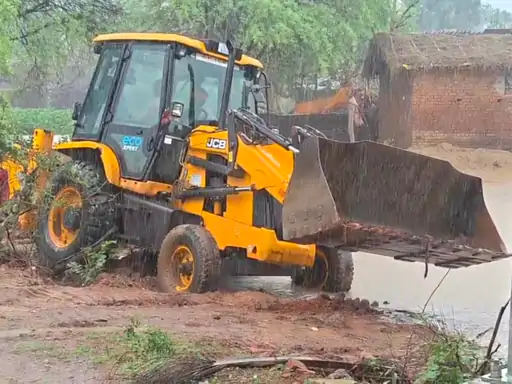 गरियाबंद में मूसलाधार बारिश का कहर, पुल टूटने से दर्जनभर गांवों का संपर्क बाधित