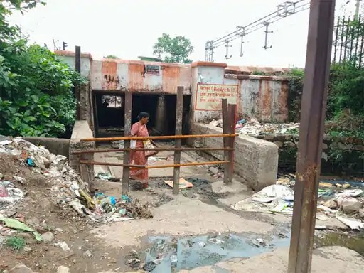 पहली ही बारिश बनी मुसीबत: रेलवे अंडरब्रिज जलमग्न, 5 दिन से बंद रास्ते के कारण लोग परेशान पहली ही बारिश बनी मुसीबत: रेलवे अंडरब्रिज जलमग्न, 5 दिन से बंद रास्ते के कारण लोग परेशान