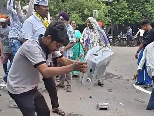 दुर्ग में जनदर्शन के दौरान स्मार्ट मीटर के खिलाफ प्रदर्शन: लोगों ने मीटर तोड़ा, बिजली बिल बढ़ने का लगाया आरोप