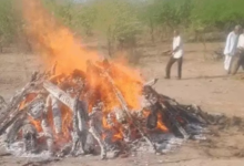 पति-पत्नी और बेटा-बेटी का एक चिता पर अंतिम संस्कार:बिलख पड़े लकवाग्रस्त पिता, मां बोलीं-बुढ़ापे में बेटे-पोतों की लाश देखनी पड़ रही