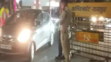 नशे में वाहन चलाने वालों पर पुलिस का शिकंजा, रायपुर में एक रात में 39 चालक गिरफ्तार नशे में वाहन चलाने वालों पर पुलिस का शिकंजा, रायपुर में एक रात में 39 चालक गिरफ्तार