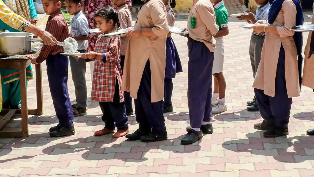 बिहार के स्कूलों में मिड डे मिल की नई गाइडलाइन, बैंगन-भिंडी और पत्ता गोभी पर रोक…. अब बच्चों से पहले हेडमास्टर चखेंगे खाना बिहार के स्कूलों में मिड डे मिल की नई गाइडलाइन, बैंगन-भिंडी और पत्ता गोभी पर रोक…. अब बच्चों से पहले हेडमास्टर चखेंगे खाना
