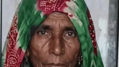 सड़क किनारे रखी चारपाई पर चढ़ी कार, महिला की मौत:बेटा घायल; परिजन बोले- टक्कर के बाद पुलिस ने ड्राइवर को भगाया