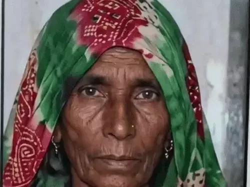 सड़क किनारे रखी चारपाई पर चढ़ी कार, महिला की मौत:बेटा घायल; परिजन बोले- टक्कर के बाद पुलिस ने ड्राइवर को भगाया
