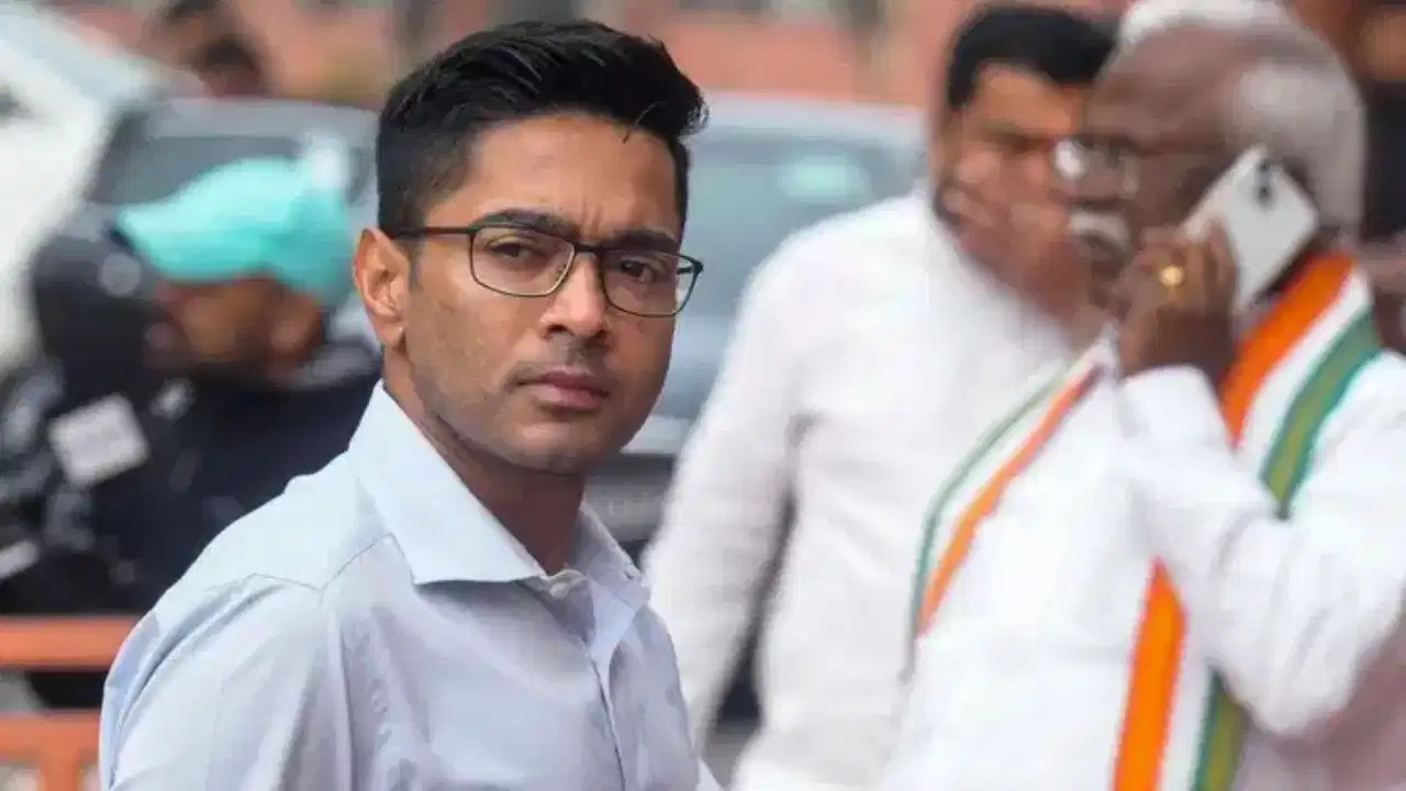 बंगाल: अभिषेक बनर्जी के ‘अवैध’ ऑफिस के खिलाफ बुलडोजर एक्शन, 3 JCB ने ढहाई बिल्डिंग