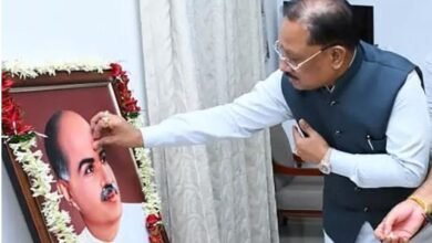 मुख्यमंत्री विष्णुदेव साय ने डॉ. श्यामा प्रसाद मुखर्जी को पुष्पांजलि अर्पित की, राष्ट्र निर्माण में योगदान को किया याद