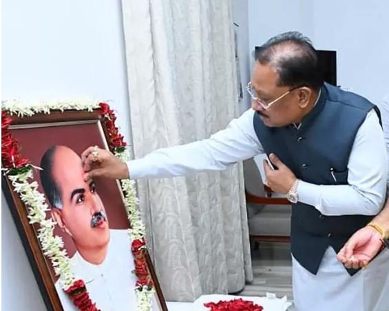 मुख्यमंत्री विष्णुदेव साय ने डॉ. श्यामा प्रसाद मुखर्जी को पुष्पांजलि अर्पित की, राष्ट्र निर्माण में योगदान को किया याद