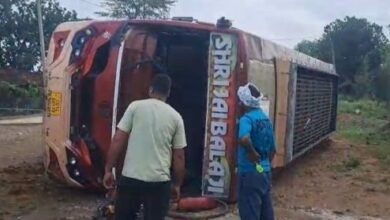 तेज रफ्तार का कहर: जशपुर में डायवर्जन पर पलटी यात्री बस, हादसे में 10 लोग जख्मी, अस्पताल में इलाज जारी तेज रफ्तार का कहर: जशपुर में डायवर्जन पर पलटी यात्री बस, हादसे में 10 लोग जख्मी, अस्पताल में इलाज जारी