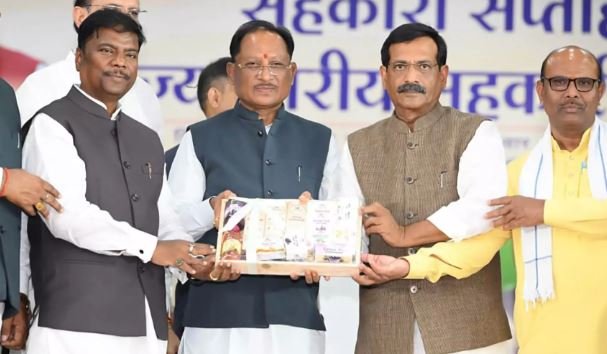 किसानों, तेंदूपत्ता संग्राहकों और महिला समूहों का सम्मान, सहकारिता को विकास की धुरी बताए CM साय किसानों, तेंदूपत्ता संग्राहकों और महिला समूहों का सम्मान, सहकारिता को विकास की धुरी बताए CM साय