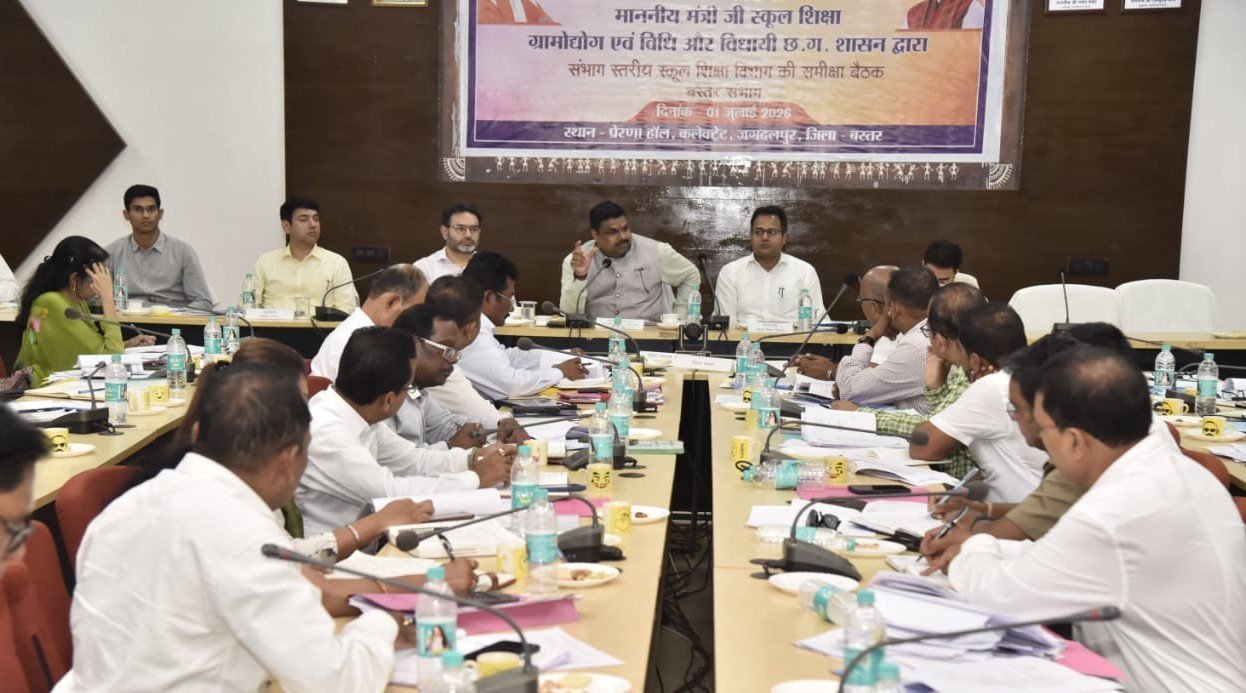 बस्तर की शिक्षा व्यवस्था पर मंत्री गजेंद्र यादव सख्त : 100% उपस्थिति और गुणवत्ता सुधार के दिए निर्देश, बंद स्कूल फिर से खुलेंगे