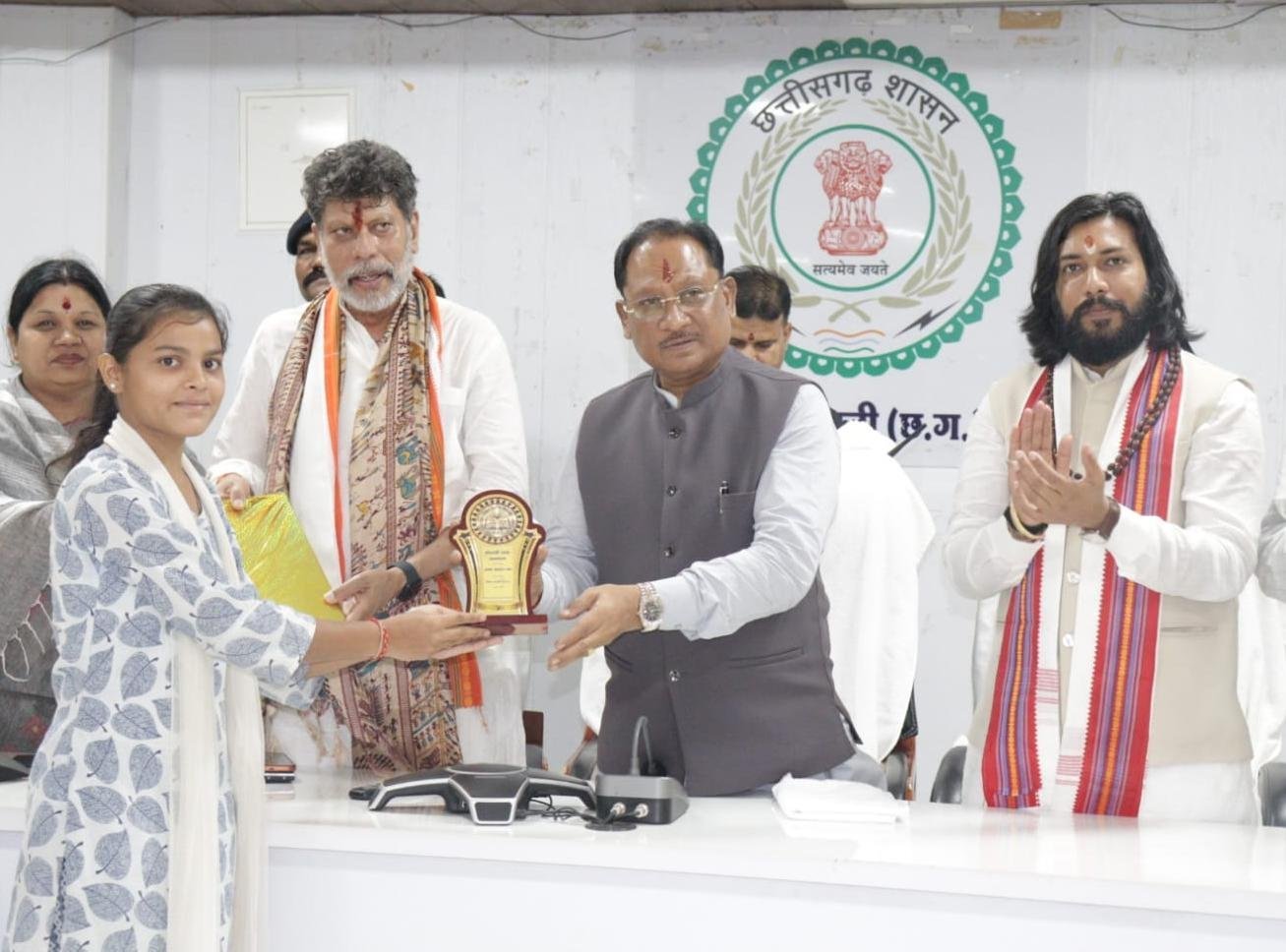 बोर्ड टॉपर्स का CM विष्णुदेव साय ने किया सम्मान: विद्यार्थियों से बोले—‘निरंतर अध्ययन और कठिन परिश्रम ही सफलता की कुंजी’ बोर्ड टॉपर्स का CM विष्णुदेव साय ने किया सम्मान: विद्यार्थियों से बोले—‘निरंतर अध्ययन और कठिन परिश्रम ही सफलता की कुंजी’