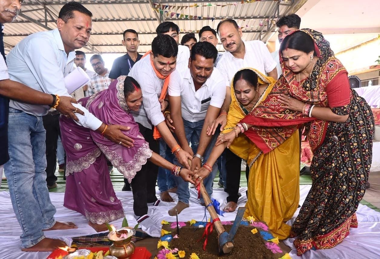 बलौदाबाजार के स्कूलों को 1.65 करोड़ की सौगात: टंक राम वर्मा बोले—‘शिक्षा पर निवेश, आने वाली पीढ़ियों का सबसे बड़ा भविष्य’