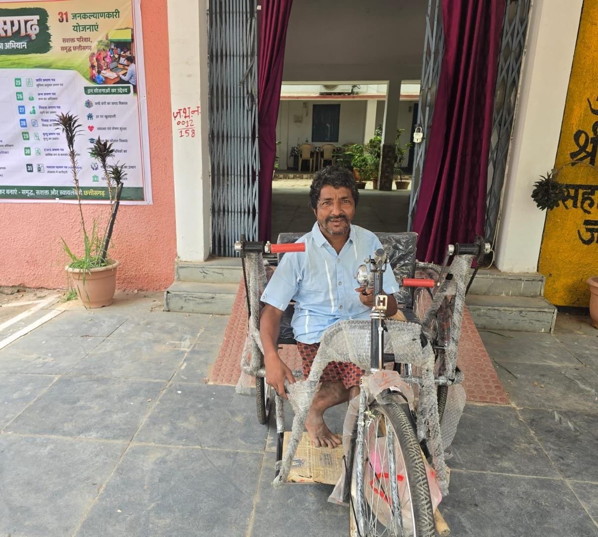 दिव्यांग की पीड़ा देख मुख्यमंत्री विष्णुदेव साय ने लिया संज्ञान : 24 घंटे में मिली ट्राइसाइकिल, रविवार की छुट्टी में भी सक्रिय रहा प्रशासन