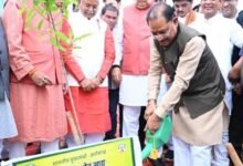 विधानसभा में ‘एक पेड़ मां के नाम’ अभियान: CM विष्णुदेव साय ने लगाया रुद्राक्ष, बोले—हर नागरिक मां के नाम लगाए एक पौधा
