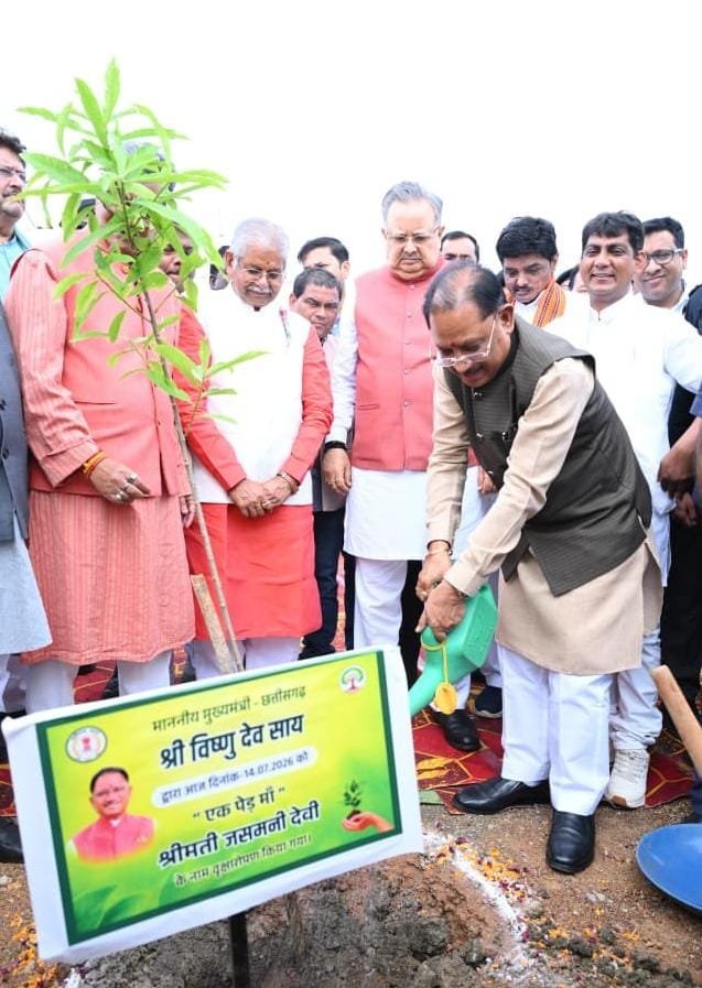 विधानसभा में ‘एक पेड़ मां के नाम’ अभियान: CM विष्णुदेव साय ने लगाया रुद्राक्ष, बोले—हर नागरिक मां के नाम लगाए एक पौधा