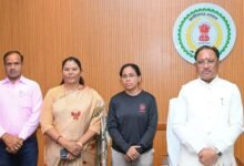 एवरेस्ट विजेता अमिता श्रीवास से मिले मुख्यमंत्री विष्णुदेव साय: बोले—‘पूरे छत्तीसगढ़ का बढ़ाया मान, बेटियों के लिए बनीं प्रेरणा’
