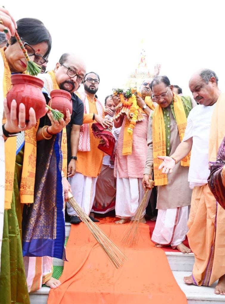 रायपुर में भगवान जगन्नाथ की रथयात्रा में शामिल हुए CM: सोने की झाड़ू से निभाई परंपरा, प्रदेश की समृद्धि की प्रार्थना रायपुर में भगवान जगन्नाथ की रथयात्रा में शामिल हुए CM: सोने की झाड़ू से निभाई परंपरा, प्रदेश की समृद्धि की प्रार्थना