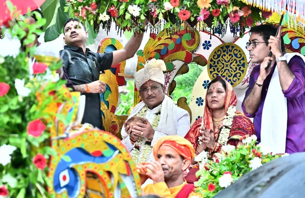 दोकड़ा में गजपति महाराजा बने CM विष्णुदेव साय: जगन्नाथ का रथ खींचा, छेरा पहरा कर प्रदेश की सुख-समृद्धि की कामना दोकड़ा में गजपति महाराजा बने CM विष्णुदेव साय: जगन्नाथ का रथ खींचा, छेरा पहरा कर प्रदेश की सुख-समृद्धि की कामना