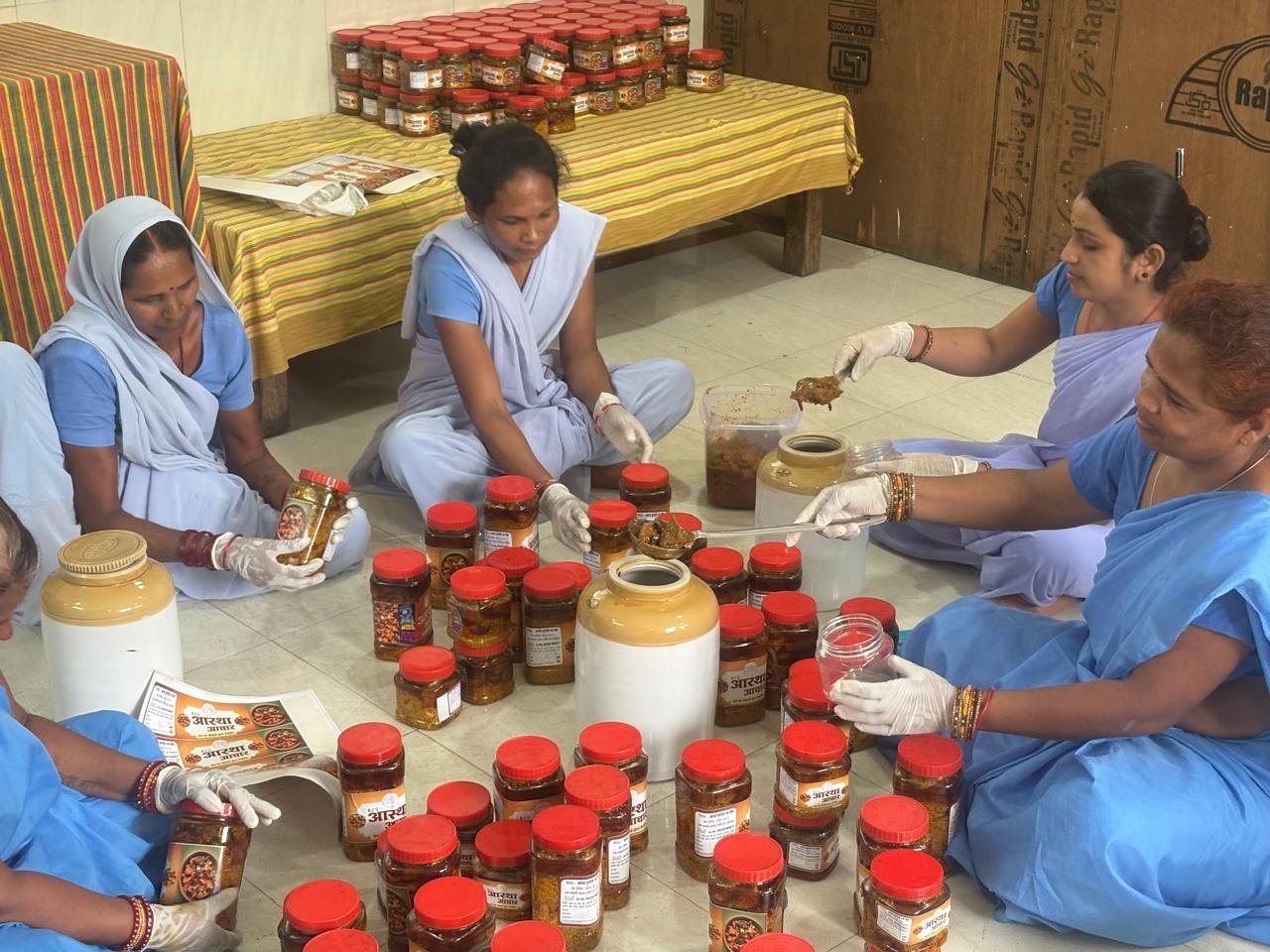 सजा के साथ मिल रहा स्वरोजगार का मौका: रायपुर जेल में महिला बंदियों को अचार-मसाला निर्माण का प्रशिक्षण, बिक्री से होगी कमाई सजा के साथ मिल रहा स्वरोजगार का मौका: रायपुर जेल में महिला बंदियों को अचार-मसाला निर्माण का प्रशिक्षण, बिक्री से होगी कमाई