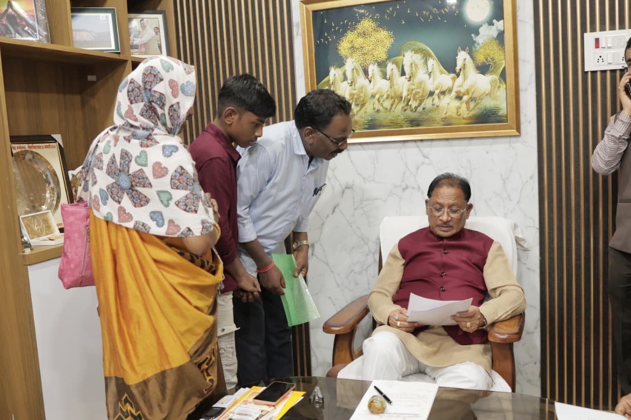 CM विष्णुदेव साय ने बगिया में सुनी ग्रामीणों की समस्याएं: जनदर्शन में अफसरों को दिए त्वरित और गुणवत्तापूर्ण निराकरण के निर्देश