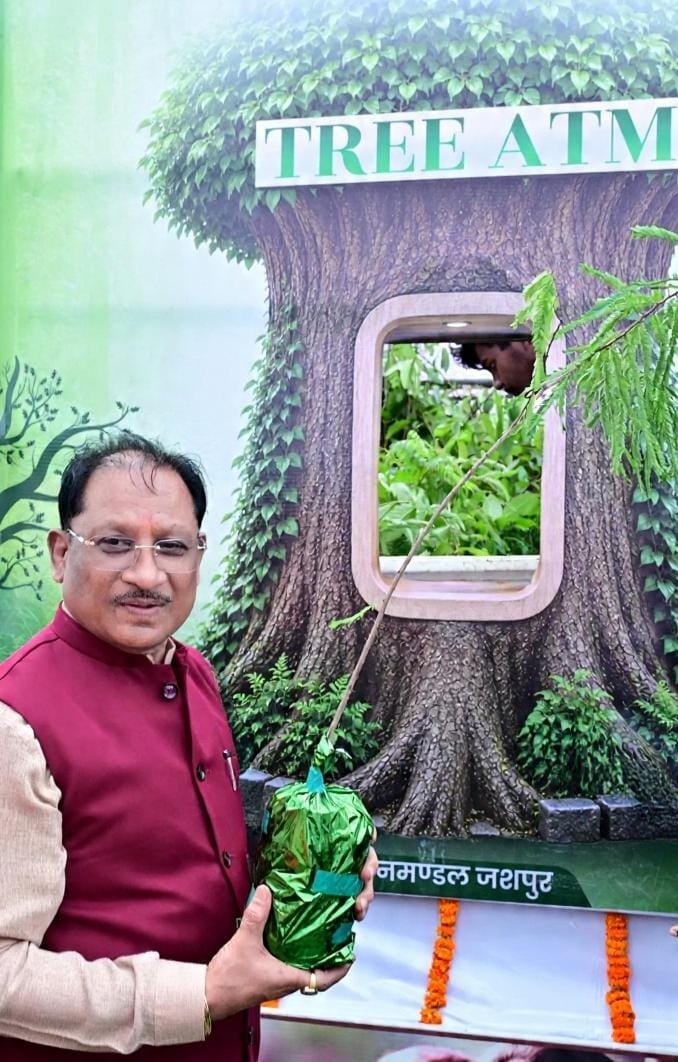 जशपुर में शुरू हुआ अनोखा ‘ट्री एटीएम’, मुख्यमंत्री विष्णुदेव साय ने दिखाई हरी झंडी; अब लोगों को मुफ्त मिलेंगे पौधे