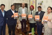राज्यपाल रमेन डेका को प्रमुख लोकायुक्त इंदर सिंह उबोवेजा ने आयोग का वार्षिक प्रतिवेदन सौंपा