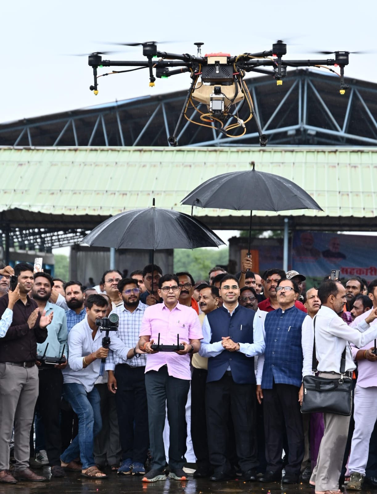 बलौदाबाजार में खेती का हाईटेक प्लान : टंक राम वर्मा ने लॉन्च की ड्रोन सेवा, अब समितियों से खेतों में होगा स्प्रे बलौदाबाजार में खेती का हाईटेक प्लान : टंक राम वर्मा ने लॉन्च की ड्रोन सेवा, अब समितियों से खेतों में होगा स्प्रे