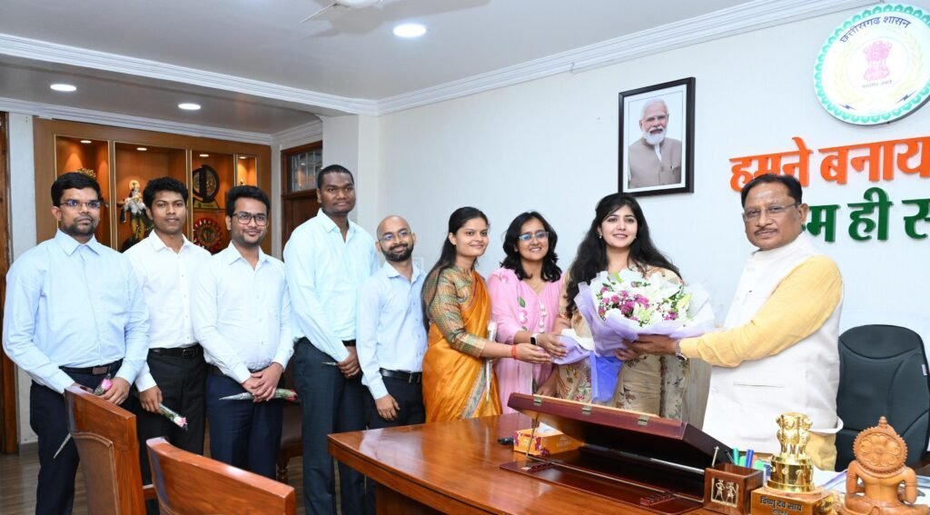 CM विष्णु देव साय बोले- जनसेवा को बनाएं सर्वोच्च प्राथमिकता, अखिल भारतीय सेवाओं में चयनित युवाओं को दी सीख