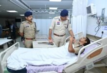 रैली में कानून-व्यवस्था संभाल रही पुलिस पर पथराव: 16 जवान घायल, कमिश्नर संजीव शुक्ला ने उपचार का लिया जायजा
