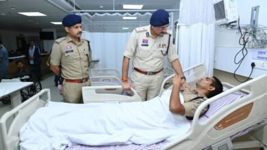 रैली में कानून-व्यवस्था संभाल रही पुलिस पर पथराव: 16 जवान घायल, कमिश्नर संजीव शुक्ला ने उपचार का लिया जायजा