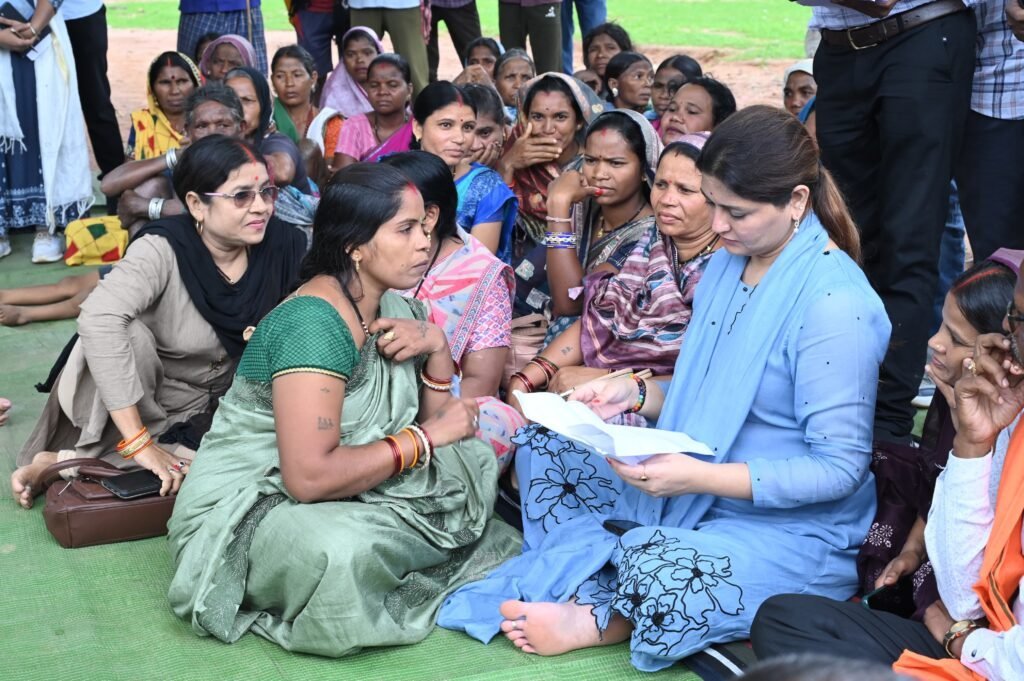 पंडरिया में सड़कों, नालियों और सौंदर्यीकरण कार्यों का निरीक्षण: विधायक भावना बोहरा ने वनांचल गांवों में चौपाल लगाकर सुनीं जनसमस्याएं पंडरिया में सड़कों, नालियों और सौंदर्यीकरण कार्यों का निरीक्षण: विधायक भावना बोहरा ने वनांचल गांवों में चौपाल लगाकर सुनीं जनसमस्याएं
