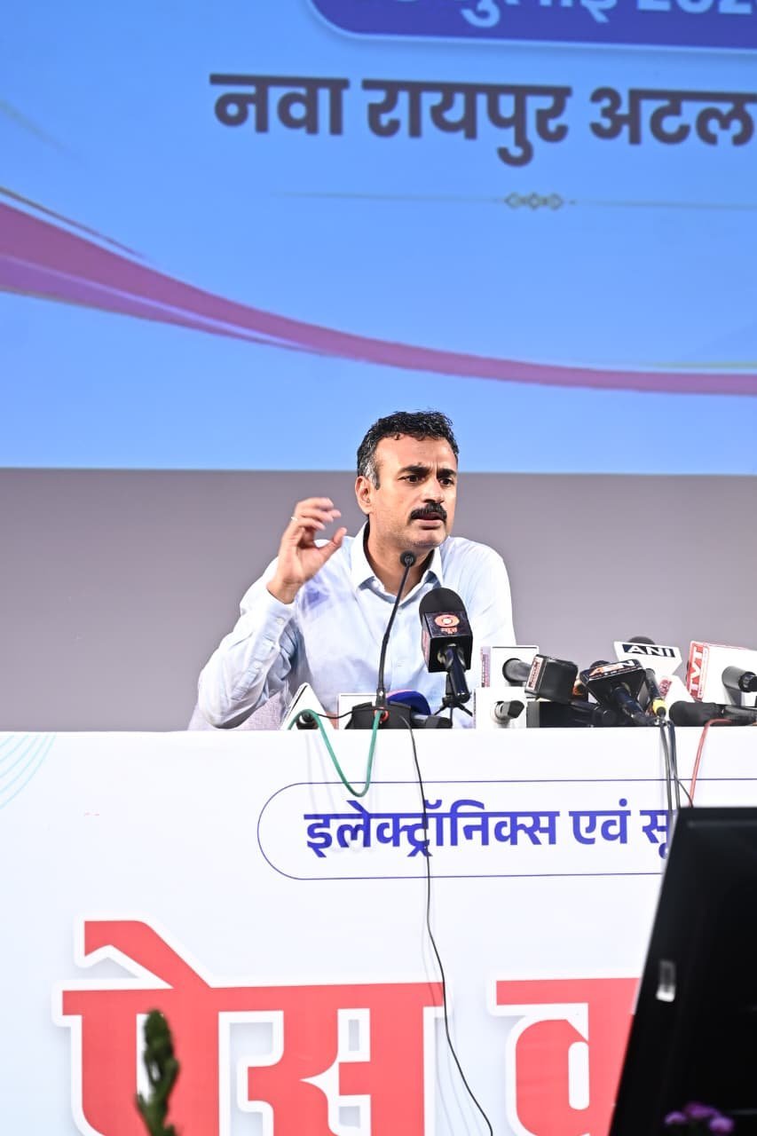 छत्तीसगढ़ में डिजिटल क्रांति की रफ्तार तेज: सेवा सेतु पर 35 विभागों की 564 सेवाएं, AI मिशन और भारतनेट से गांव-गांव तक पहुंचेगी सुविधा छत्तीसगढ़ में डिजिटल क्रांति की रफ्तार तेज: सेवा सेतु पर 35 विभागों की 564 सेवाएं, AI मिशन और भारतनेट से गांव-गांव तक पहुंचेगी सुविधा