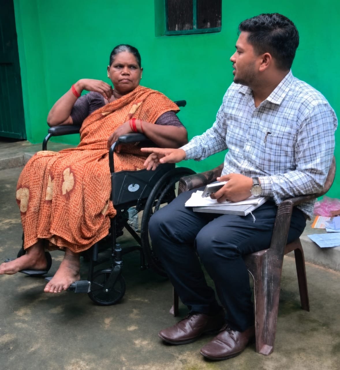 CM विष्णुदेव साय के सुशासन में दिव्यांग को मिली तत्काल मदद: आवेदन करते ही घर पहुंची व्हीलचेयर, विभाग की संवेदनशील पहल