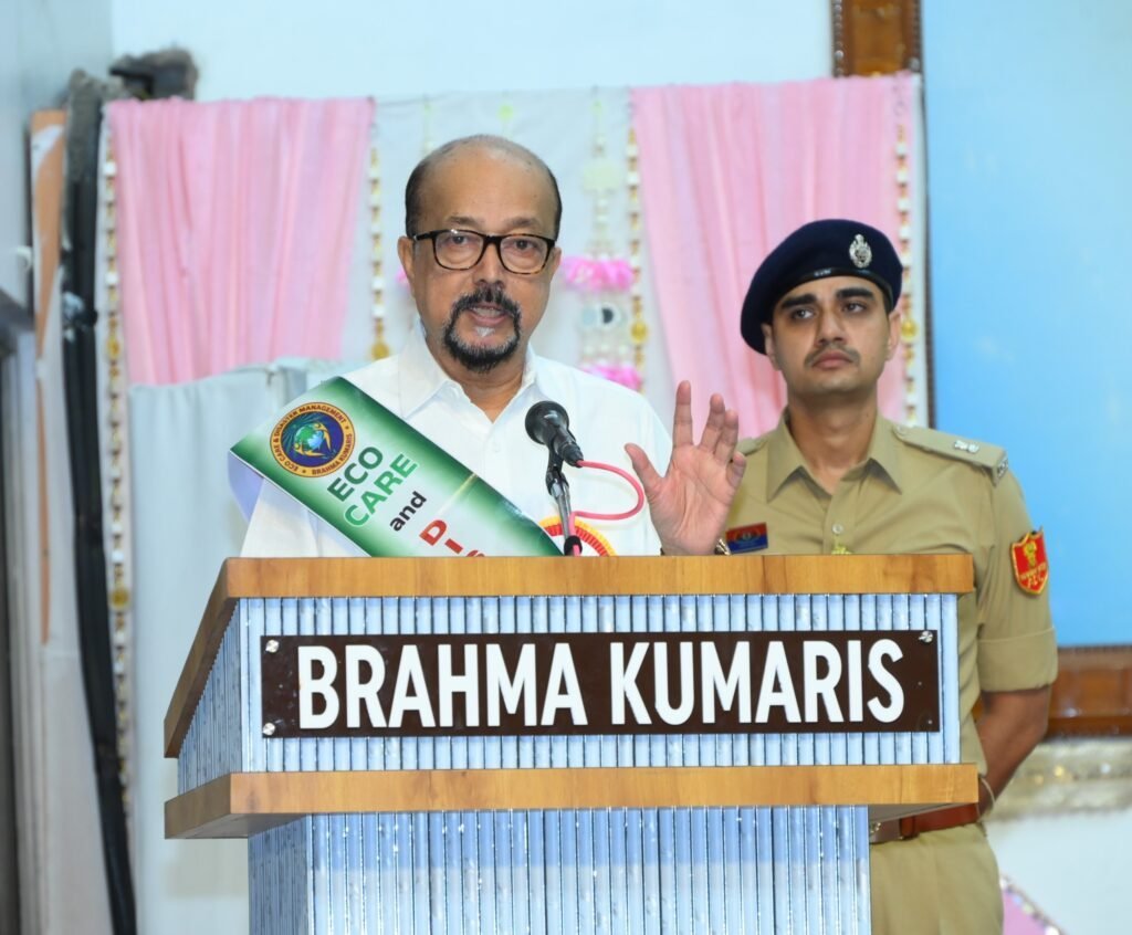 राज्यपाल रमेन डेका ने पर्यावरण अभियान को दिखाई हरी झंडी, बोले- हर व्यक्ति लगाए एक पौधा, बचाए हर बूंद पानी राज्यपाल रमेन डेका ने पर्यावरण अभियान को दिखाई हरी झंडी, बोले- हर व्यक्ति लगाए एक पौधा, बचाए हर बूंद पानी