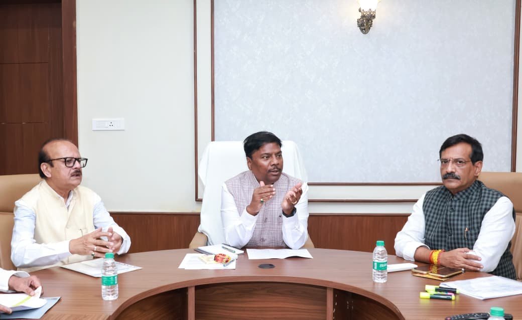 सहकारिता व्यवस्था होगी और मजबूत: केदार कश्यप ने अपैक्स व जिला सहकारी बैंक अध्यक्षों के साथ की समीक्षा बैठक