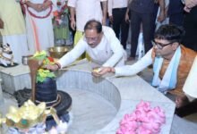 मुख्यमंत्री विष्णु देव साय ने कैलाशपति धाम में किया जलाभिषेक: भगवान मनकामेश्वर महादेव से प्रदेश की सुख-समृद्धि एवं खुशहाली की कामना