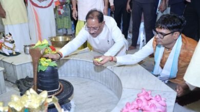 मुख्यमंत्री विष्णु देव साय ने कैलाशपति धाम में किया जलाभिषेक: भगवान मनकामेश्वर महादेव से प्रदेश की सुख-समृद्धि एवं खुशहाली की कामना मुख्यमंत्री विष्णु देव साय ने कैलाशपति धाम में किया जलाभिषेक: भगवान मनकामेश्वर महादेव से प्रदेश की सुख-समृद्धि एवं खुशहाली की कामना