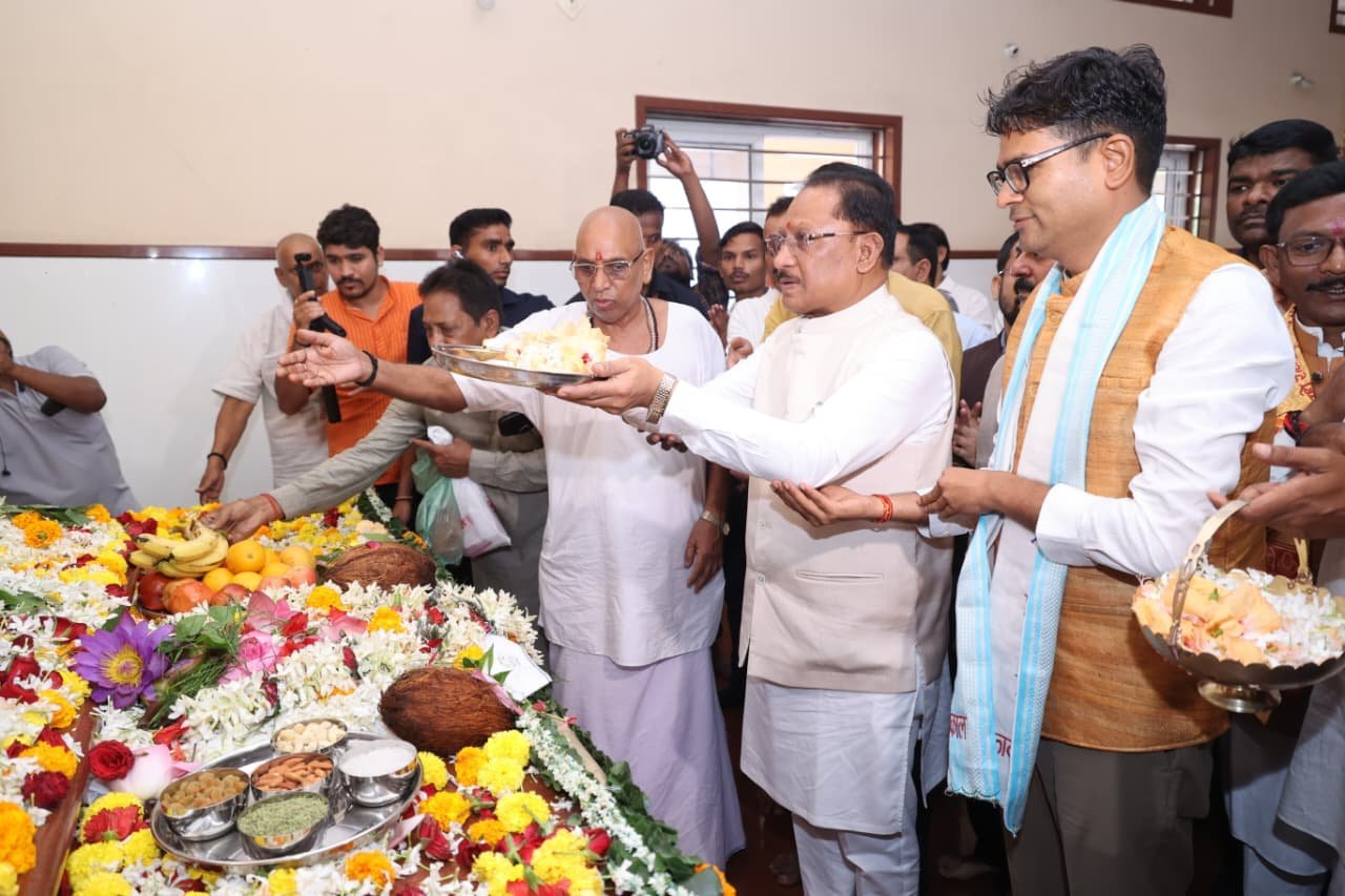 गुरु पूर्णिमा पर रायगढ़ के बनोरा पहुंचे मुख्यमंत्री विष्णु देव साय : अघोर गुरु पीठ में बाबा प्रियदर्शी राम से लिया आशीर्वाद