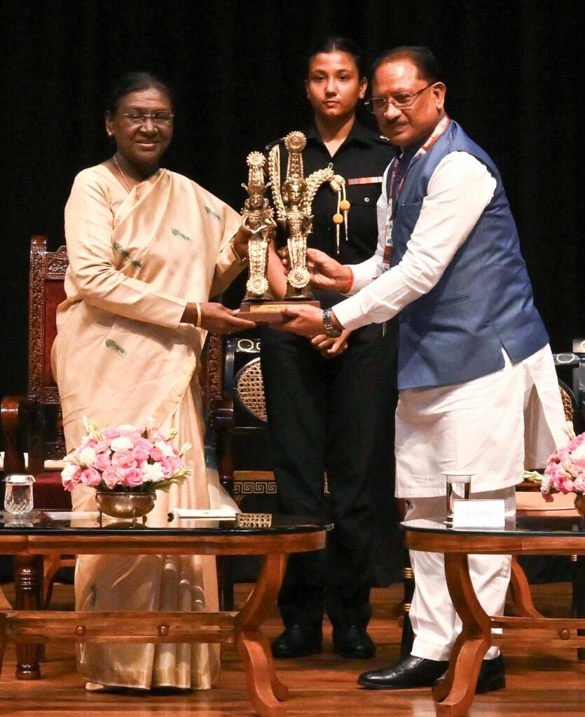 बस्तर की संस्कृति का राष्ट्रपति भवन में सम्मान: CM साय ने भेंट की 300 साल पुरानी ‘झिटकू-मिटकी’ कलाकृति, राष्ट्रपति हुईं भावुक बस्तर की संस्कृति का राष्ट्रपति भवन में सम्मान: CM साय ने भेंट की 300 साल पुरानी ‘झिटकू-मिटकी’ कलाकृति, राष्ट्रपति हुईं भावुक