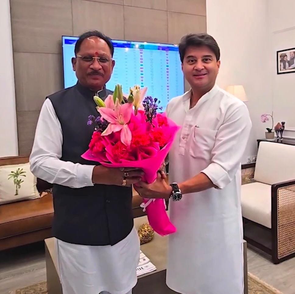 CM विष्णु देव साय ने केंद्र से 2,305 नए मोबाइल टावरों की मंजूरी मांगी: सिंधिया से मुलाकात में बोले- दूरस्थ गांवों तक पहुंचेगा डिजिटल नेटवर्क