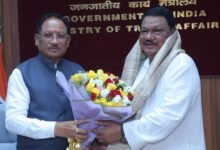 CM साय ने केंद्रीय जनजातीय कार्य मंत्री जुएल ओराम को सौंपा 973 करोड़ का प्रस्ताव : बस्तर के 461 गांवों में बिजली के लिए केंद्र से 435 करोड़ की मांग